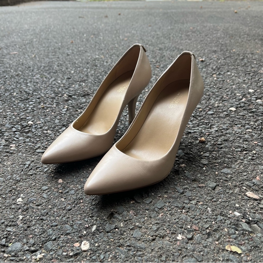 MICHAEL Michael Kors Classic Nude Pointed TowHeels